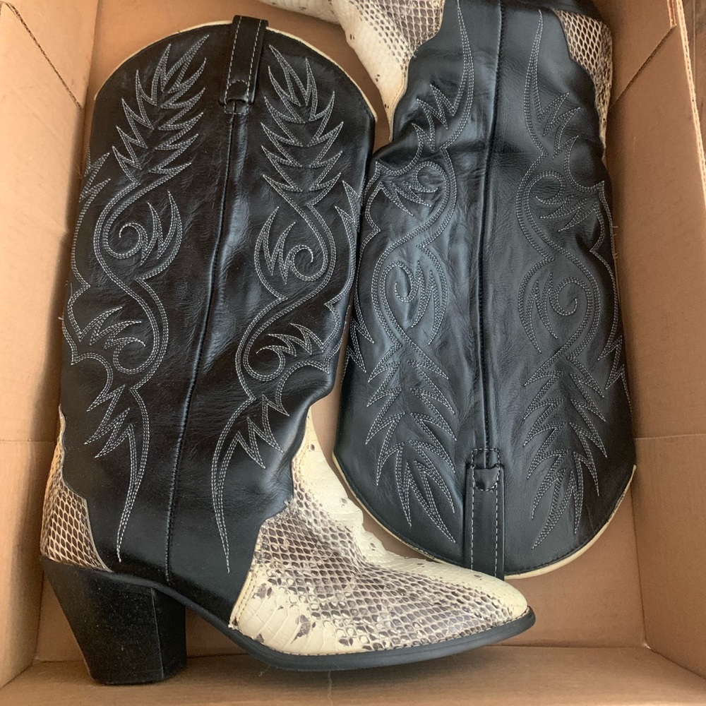 Miss Rodeo USA B/W water snake cowgirl boots